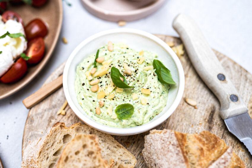 Oude kaas pesto dip