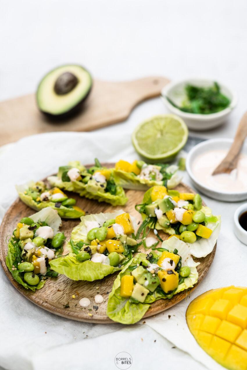 slaschuitjes met avocado mango en wakame