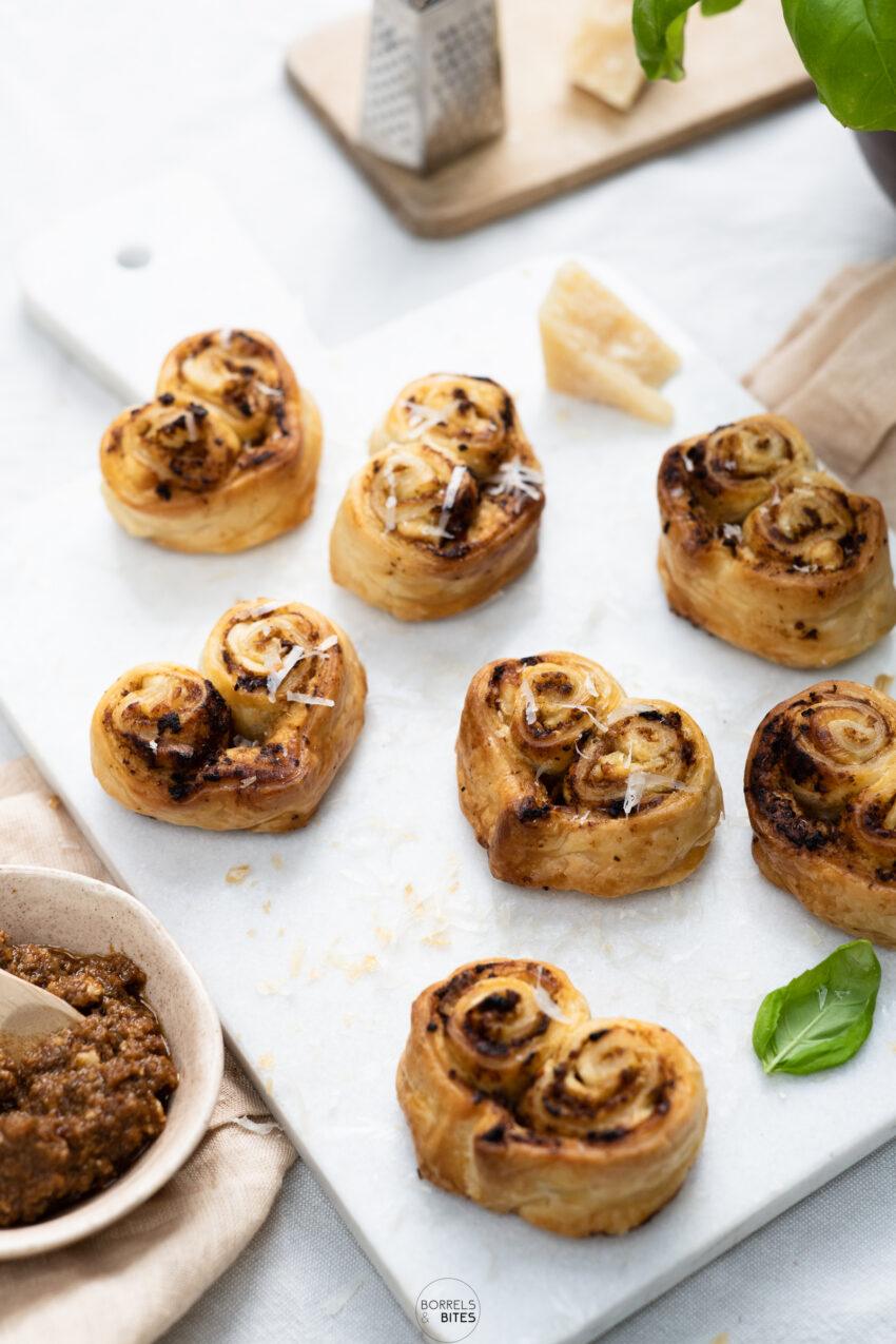 Bladerdeeg hartjes met brie en rode pesto