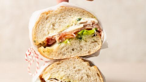 Sandwich serranoham, kip, pesto-1
