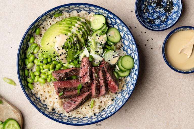 Bowl biefstuk, avocado, komkommer en rijst-2
