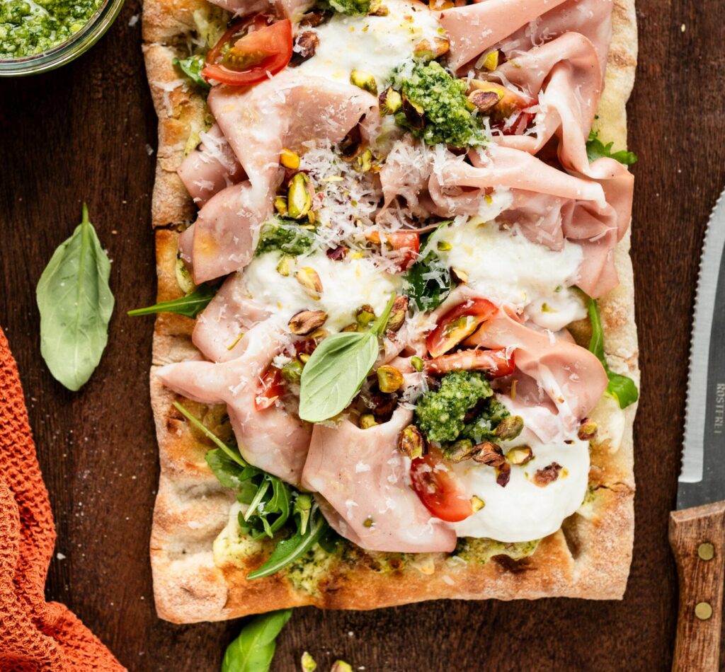 pinsa burrata, mortadella en pesto-1