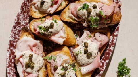 Vitello Tonnato crostini -1