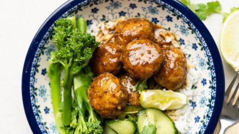 kipgehaktballetjes in kokos currysaus
