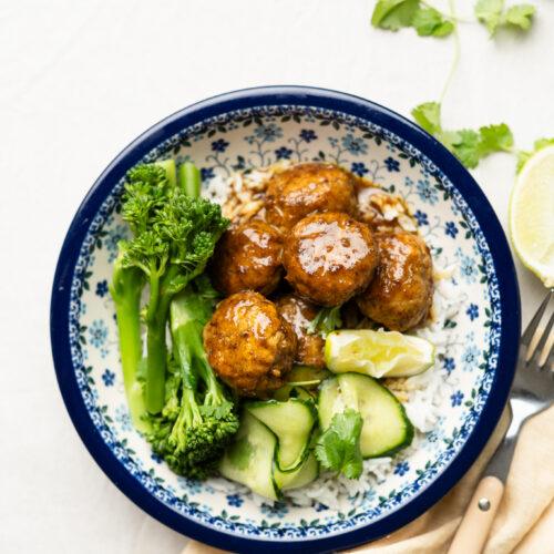 kipgehaktballetjes in kokos currysaus