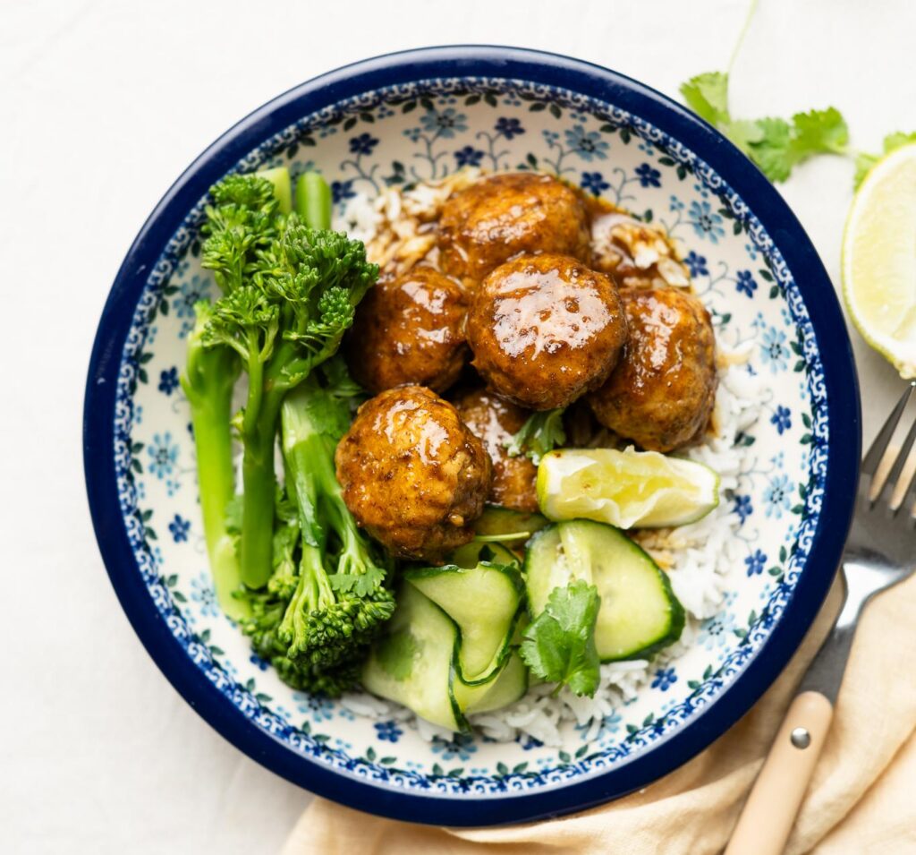 kipgehaktballetjes in kokos currysaus